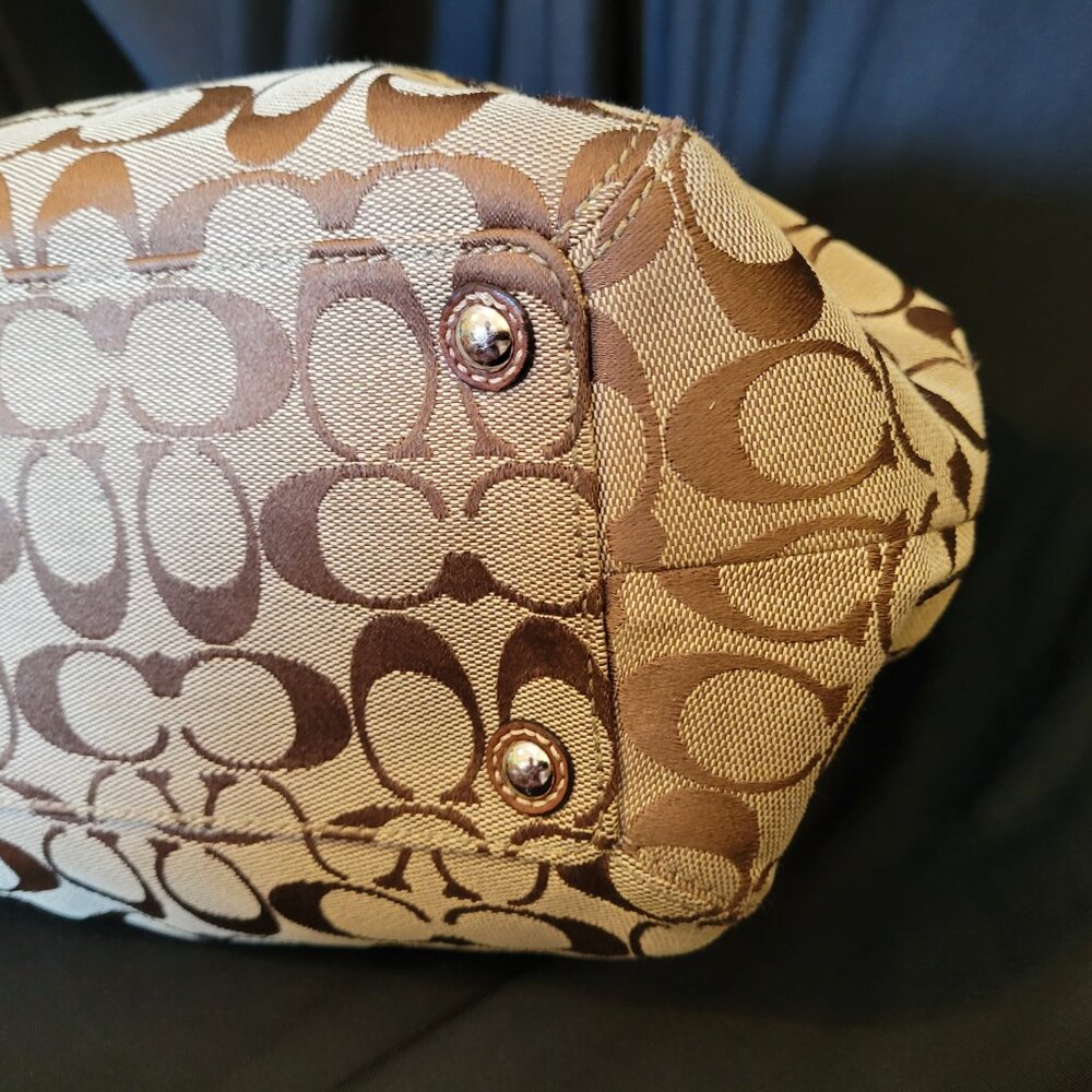 COACH Signature Pleated Shoulder tote in Brown/Beige. Perfect classic fall bag! - Picture 10 of 16